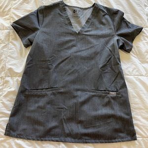 FIGS CASMA THREE POCKET SCRUB TOP SIZE SMALL GRAPHITE